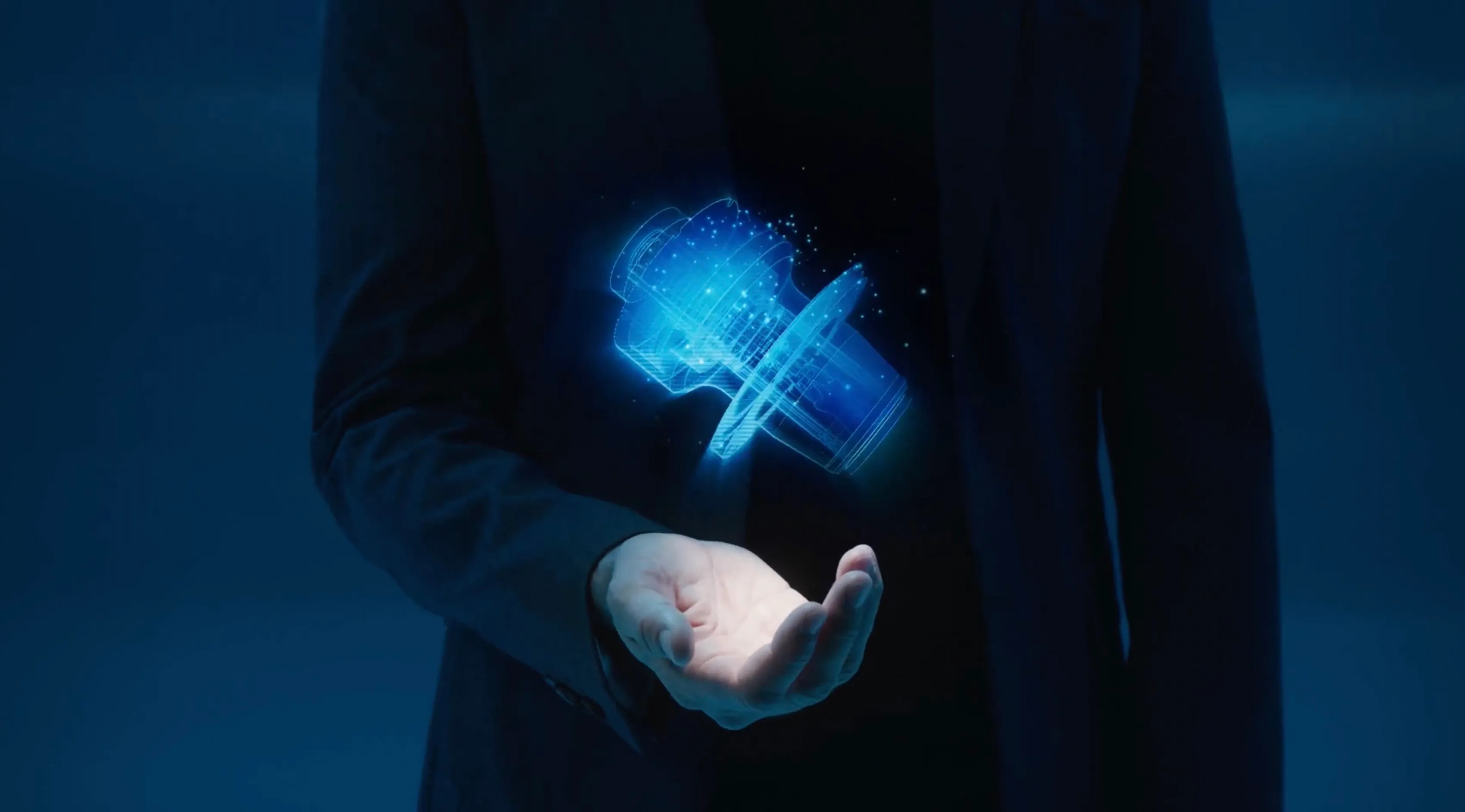 Über einer geöffneten Hand schwebt ein blau leuchtendes Hologramm